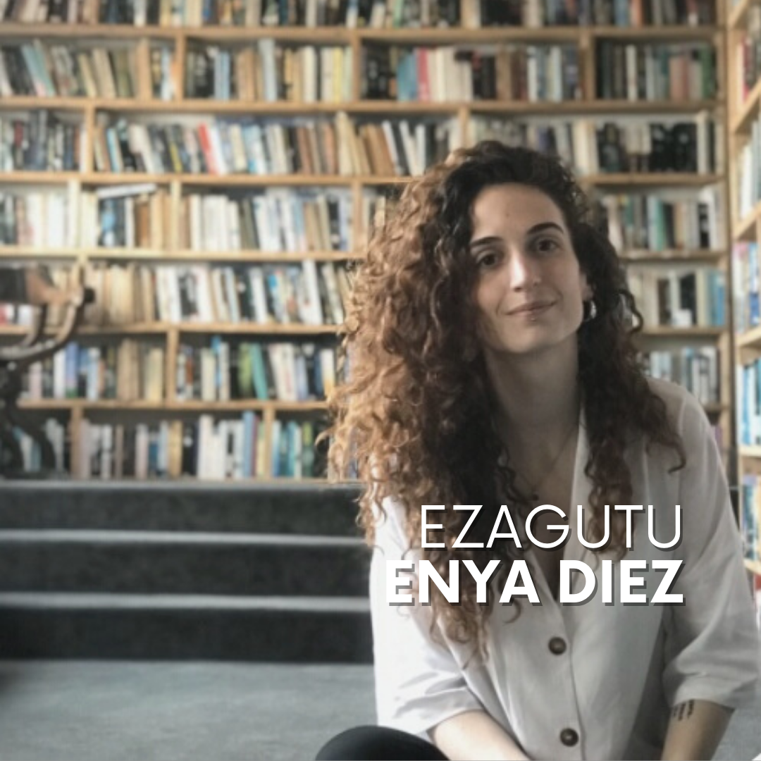 Fotografía de Enya Diez con estantería de libros al fondo